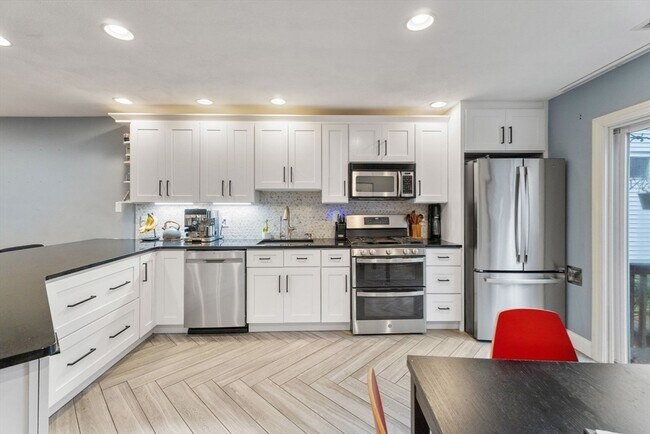 Building Photo - 890 Winthrop Ave