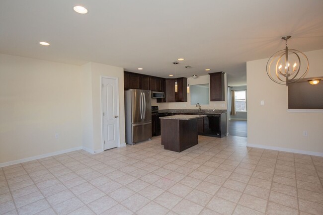 Building Photo - 3 bed, 2full/2 half bath Townhome in Marti...
