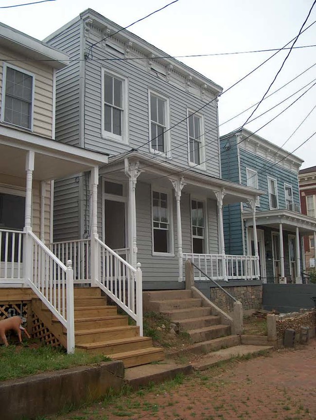 Building Photo - 623 China St