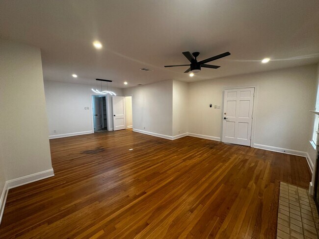 Building Photo - Tarrytown!!! - super location  3 bed, 2 ba...
