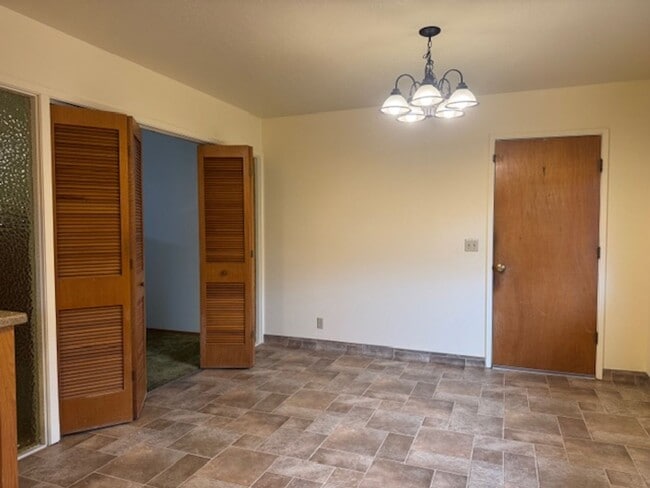 Building Photo - Well located, 4/2, Redwood views