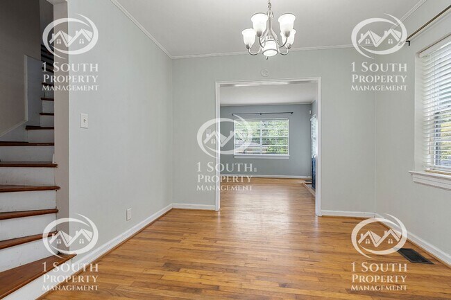 Building Photo - 300 Thornhill Cir