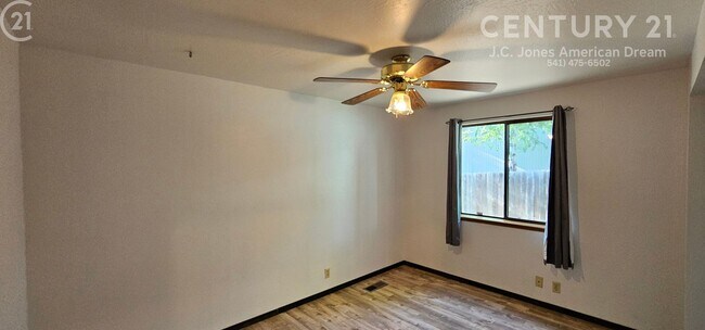 Building Photo - Single Family Home in NE Grants Pass with RV Parking