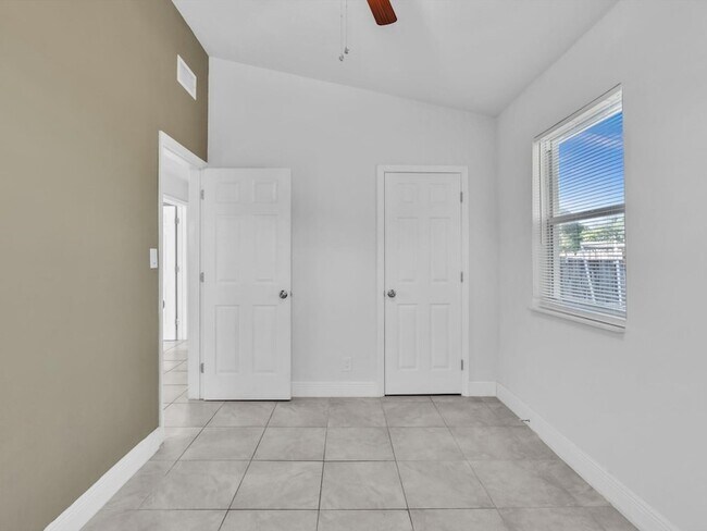 Building Photo - 525 NW 10th Ave