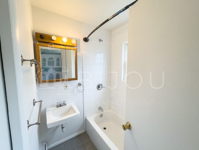 Building Photo - 206 Catalina Pl