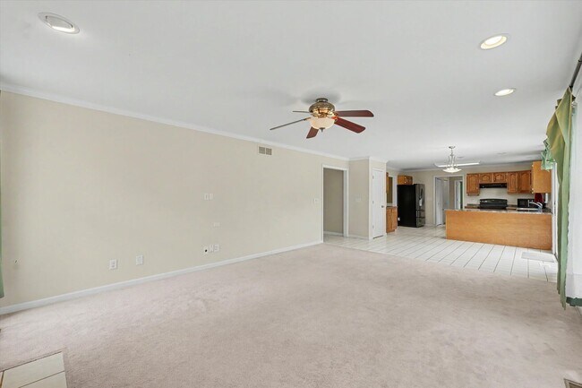 Building Photo - 6 Bedroom home with Fenced Yard - Available Now