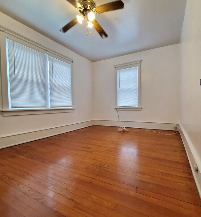 Building Photo - 100 Mary St