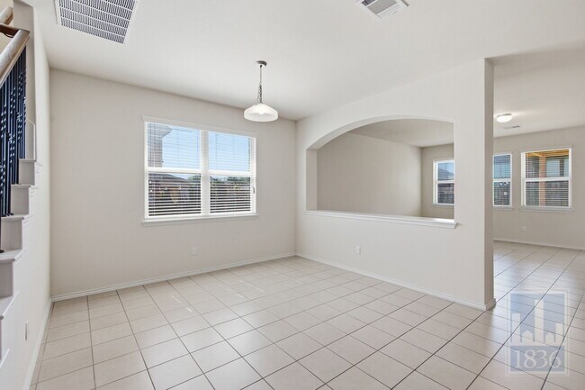 Building Photo - 729 Manzano Ln