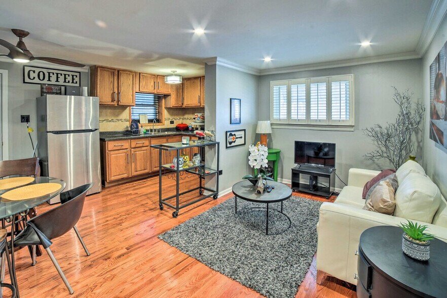 Building Photo - 703 S Central Park Ave