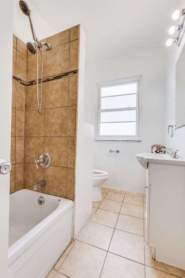 Building Photo - AVAILABLE July 2026 - Huge 5 Bedroom, 2 Bath Home in South Side Slopes w/ Garage Attached!