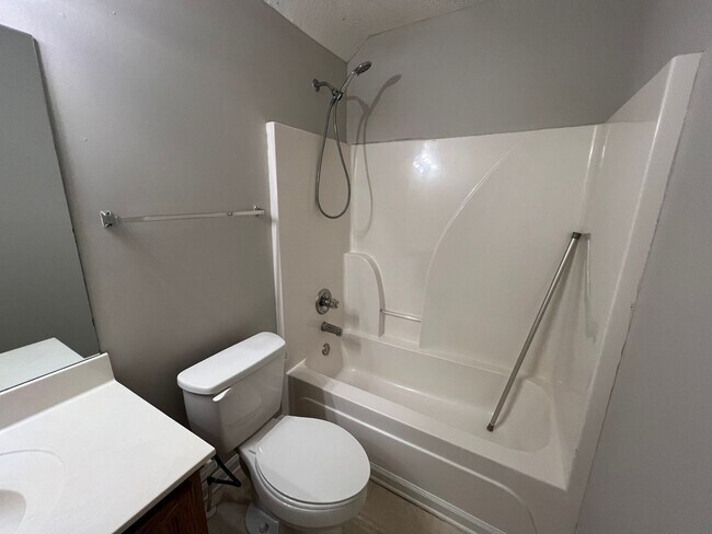 Building Photo - Spacious 4 Bedroom 2.5 Bath Available Now!