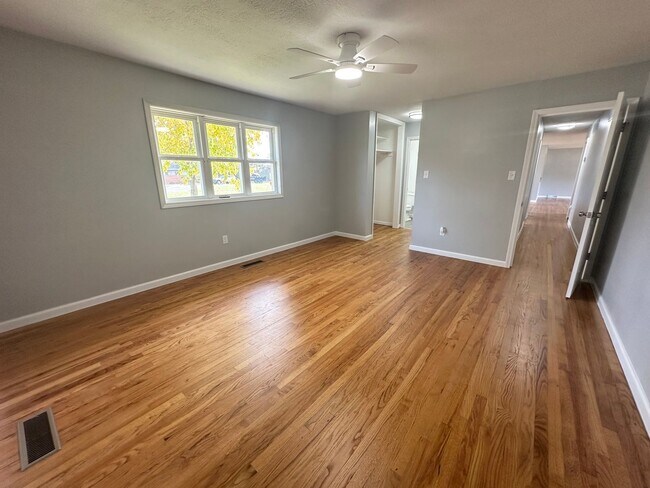 Building Photo - Beautifully Renovated 4 bedroom / 2 bath home in cul-de-sac!