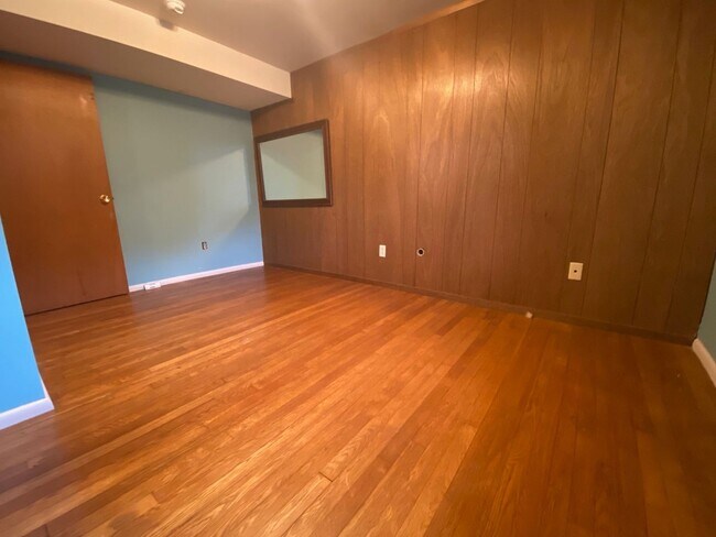 Building Photo - 6-Bedroom Single Family Home