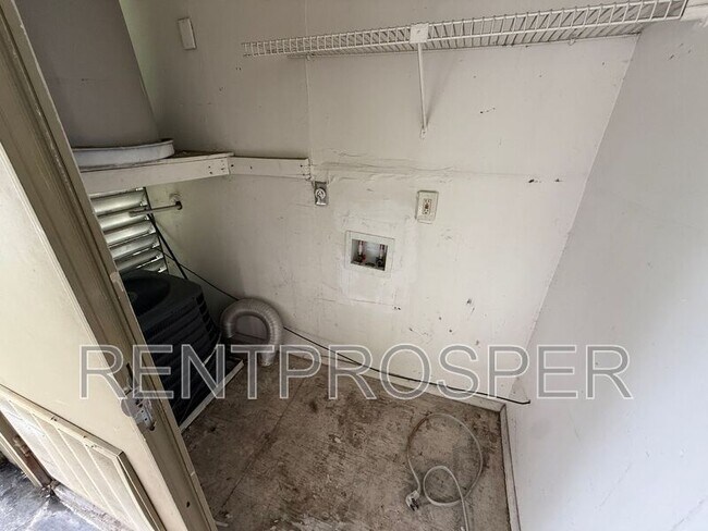 Building Photo - 3944 Versailles Dr