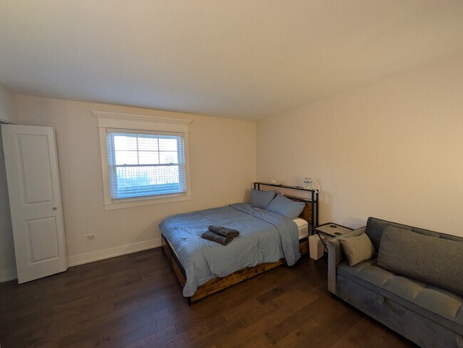 Building Photo - Newly Renovated 1-Bedroom Condo in the Hea...