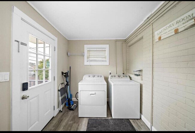 Building Photo - 1631 Castle Ct
