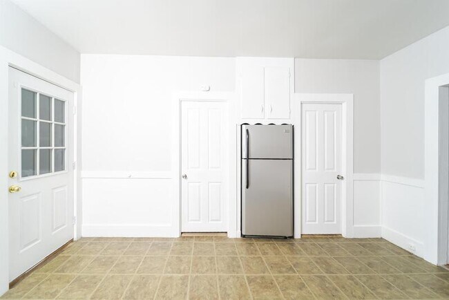 Building Photo - 11 Mann Ave