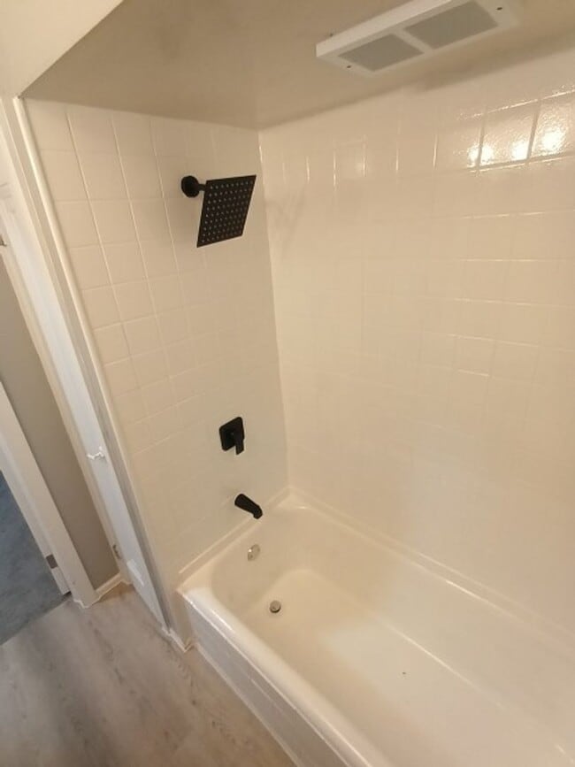 Building Photo - Charming 3 bedroom/1.5 bath Brick Home - Now Available!