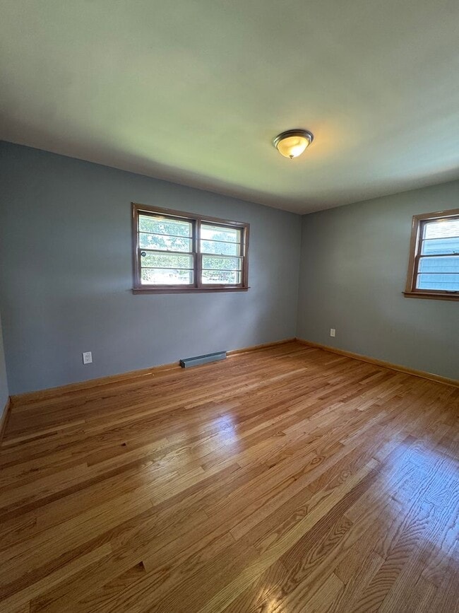 Building Photo - 3 bedroom, 2 bathrooms, 2 car garage-Ranch...