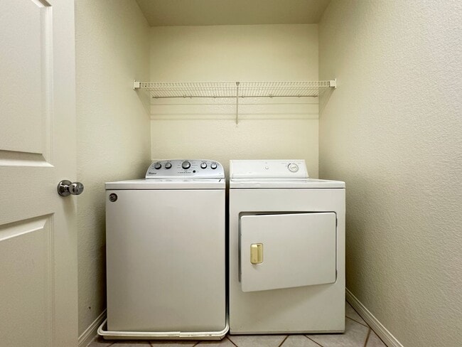 Building Photo - Huntington Village B