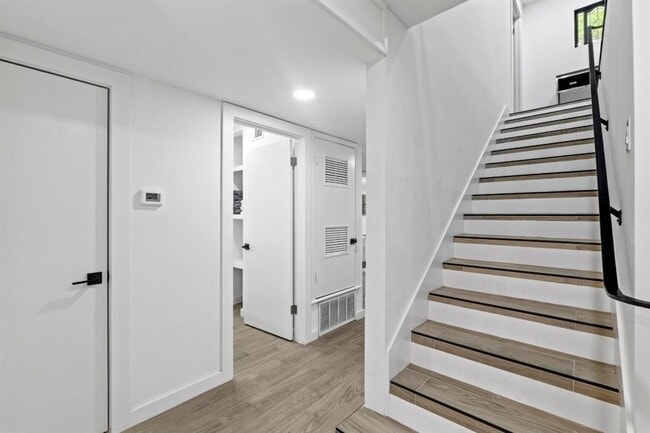 Building Photo - 3520 Highland View Dr