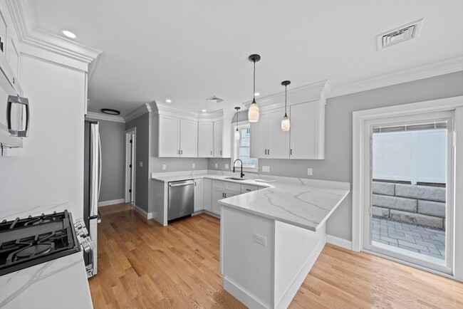 Building Photo - 473 Newport Ave