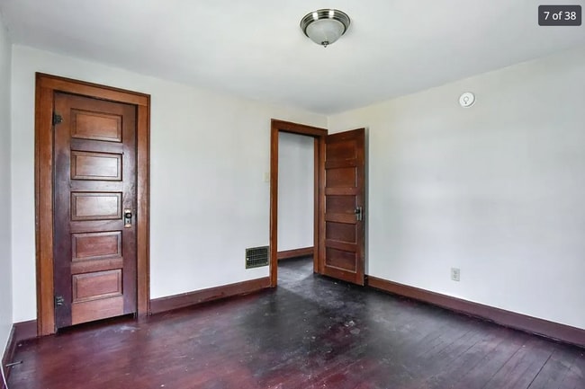 Building Photo - 2333 E 3rd St