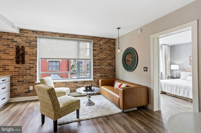 Building Photo - Practically new 1bd/1ba steps to Logan Cir...