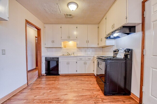 Building Photo - Charming Central Norman Home!