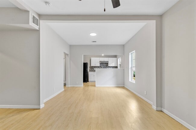 Building Photo - 405 Medina St