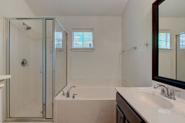 Building Photo - Immaculately Maintained 2/2.5 Townhome In ...