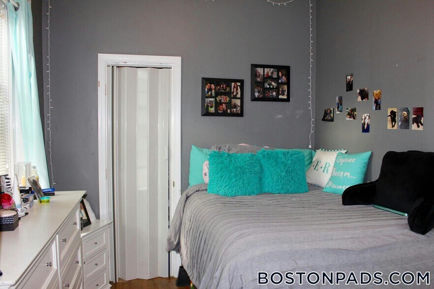 Building Photo - 447 Park Dr