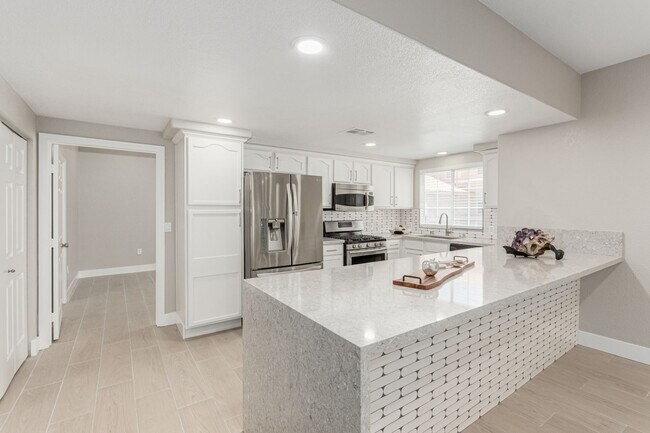 Building Photo - Upgraded 2 Bed 2 Bath with attached 1 Car ...