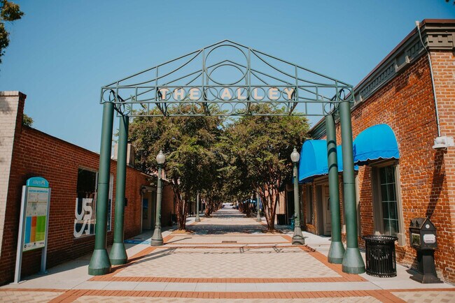 Building Photo - 946 Magnolia St SE