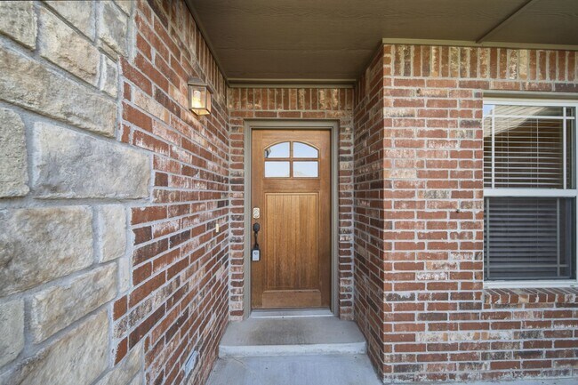 Building Photo - This well-designed home offers 3 bedrooms plus a flex room with a closet that can easily serve as...