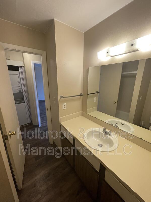 Building Photo - 1209 W Plum St