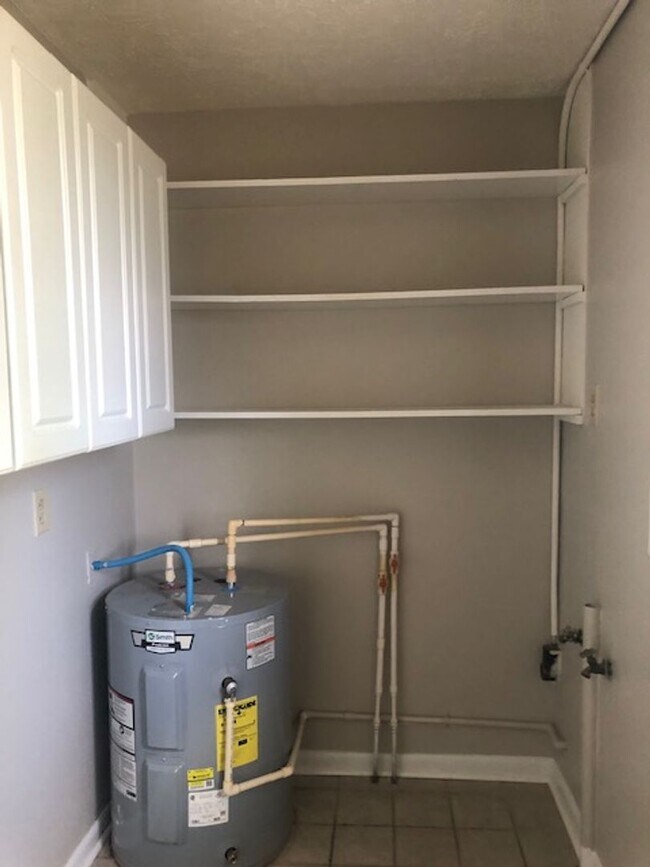 Building Photo - 3-bedroom 1 bath brick home $1395