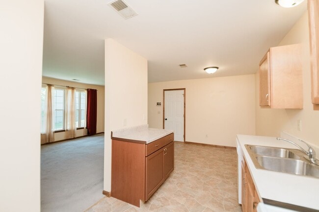 Building Photo - Maintenance free 2 bedroom, 1 bath town-ho...