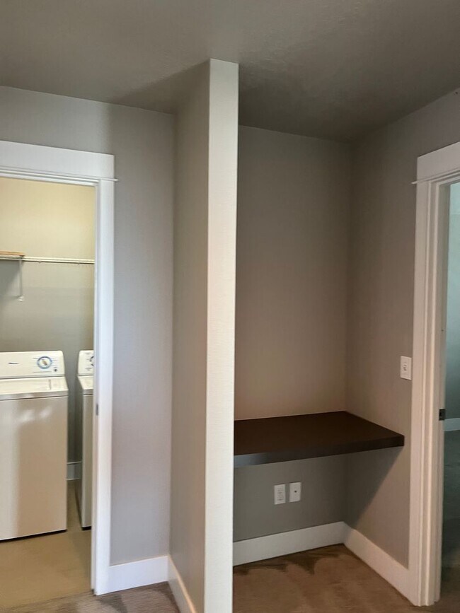 Building Photo - 1908al