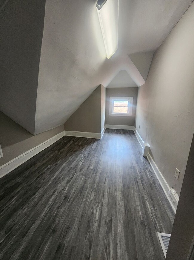 Building Photo - Spacious 7 Bedroom in West Baltimore