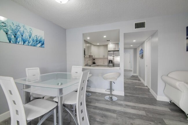 Building Photo - 320 S Surf Rd