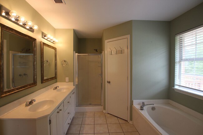 Building Photo - COMING SOON! Stunning 3 Bed 2 Bath Home in Lindale ISD!