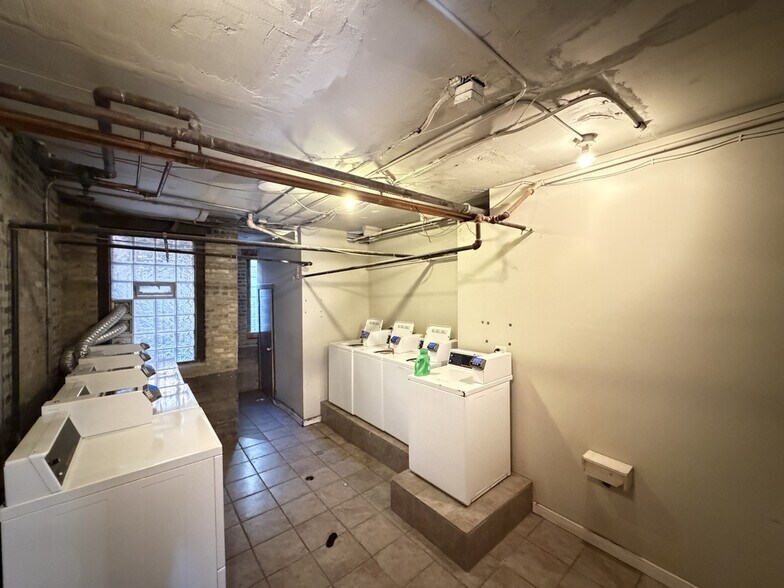 Building Photo - 525 W Surf