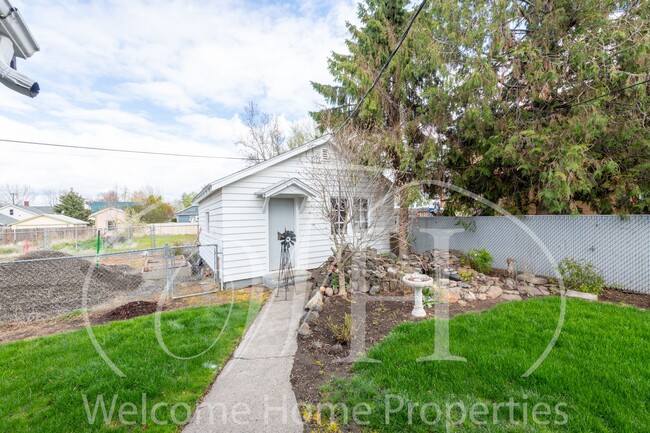 Building Photo - Charming Walla Walla Home with Gas Fireplace, Backyard Patio, and Off-Street Parking!