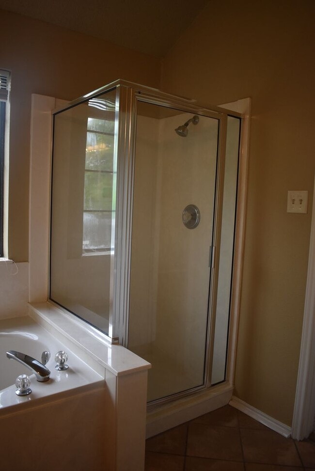 Building Photo - 2521 Creek Dr