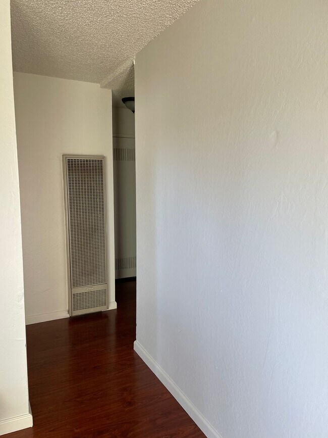 Building Photo - 2 BED/1 BATH - END UNIT WITH CITY VIEW & PET FRIENDLY