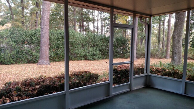 Building Photo - Beautiful 4/2.5 home in quiet neighborhood