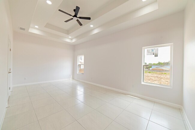 Building Photo - 154 Lagos Ave