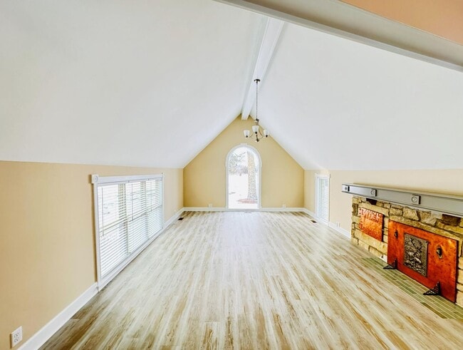 Building Photo - Luxury country rental 4x3 gated off black top!