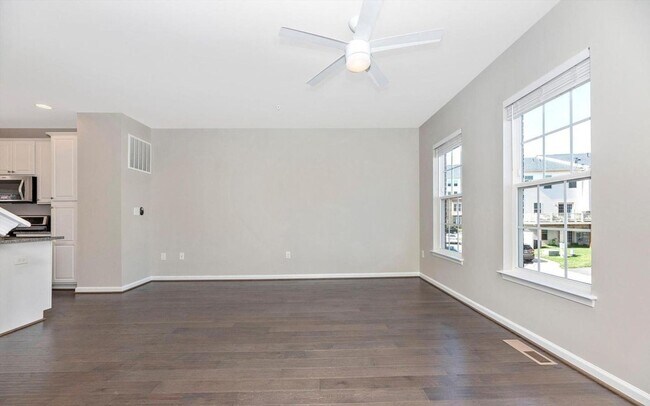 Building Photo - 3 level townhouse (newer construction) in Jefferson Place Community available early June!